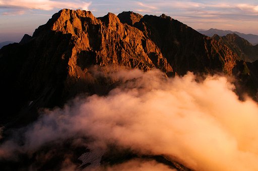 夕陽に染まる山【肌】
