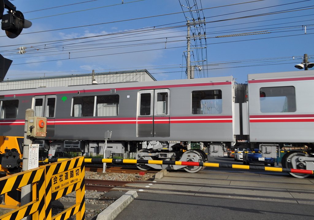 踏切を通過する大江戸線車両