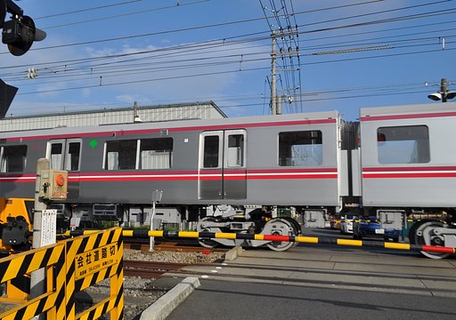 踏切を通過する大江戸線車両