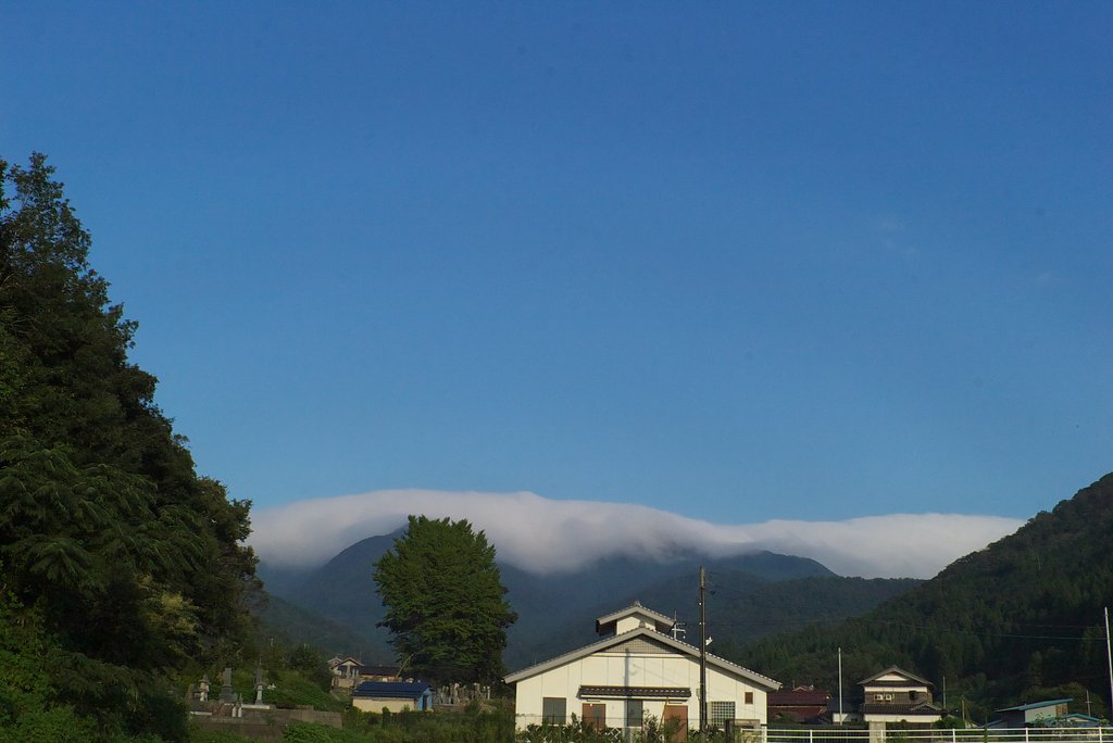 県境に不穏な雲・・