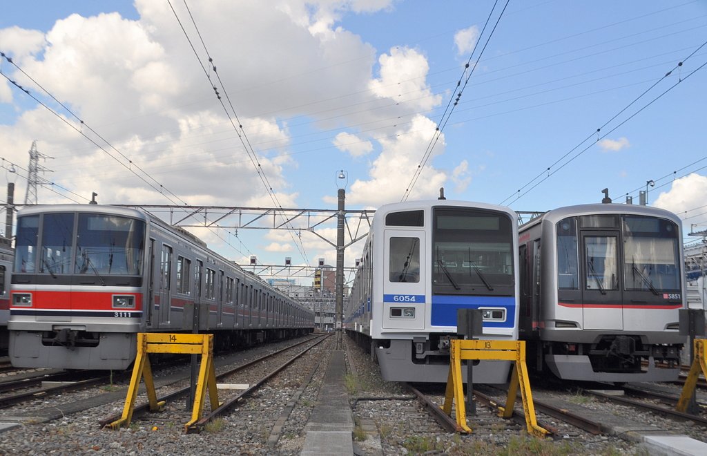 東急の車両と並んだ西武の車両