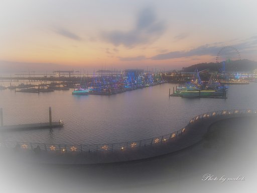 夕暮れのマリーナにて