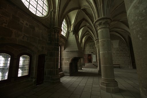 「逆光」モンサンミッシェル寺院内
