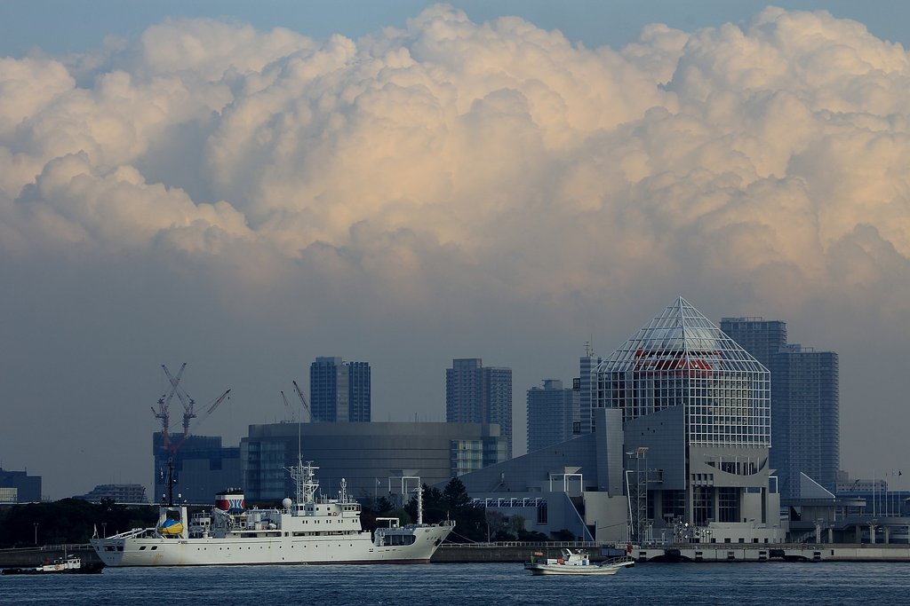 湾岸に迫る雲・・