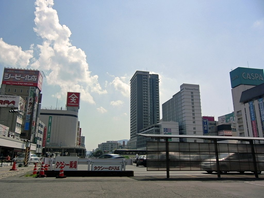 駅前の【空】