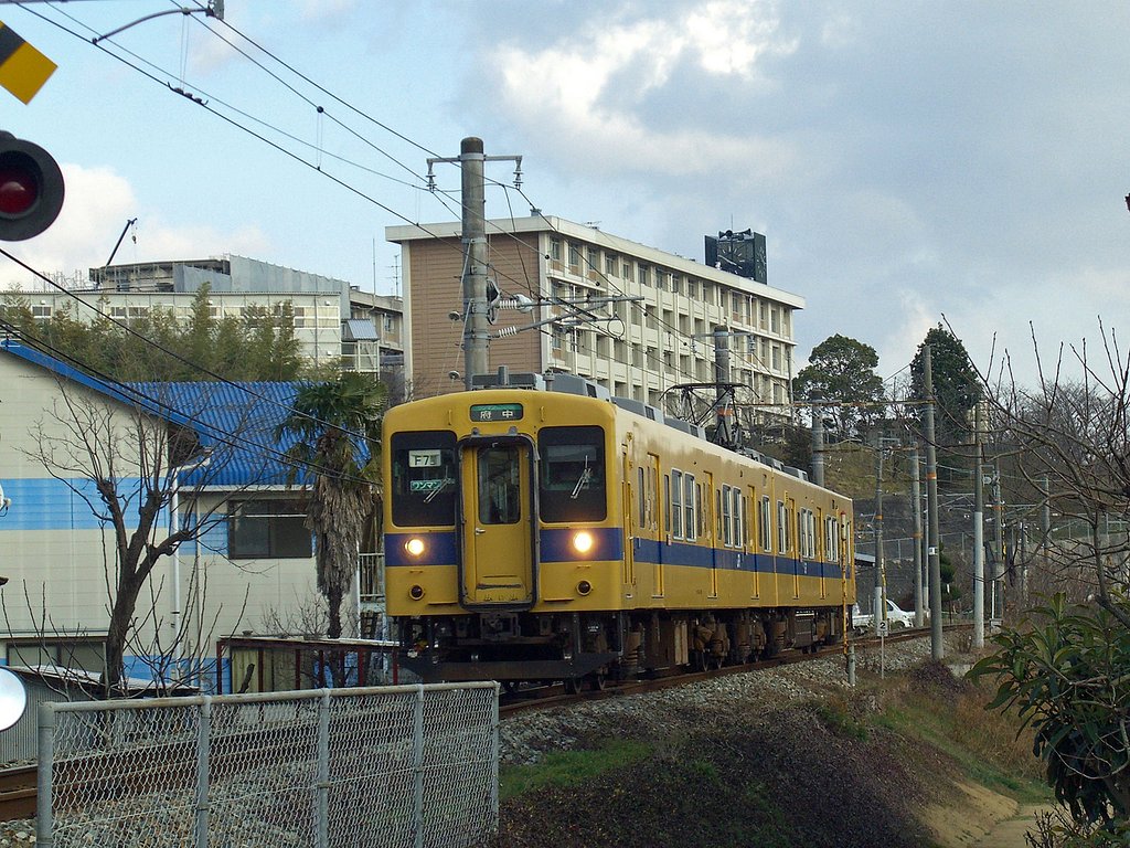 無人駅に向かう下り電車