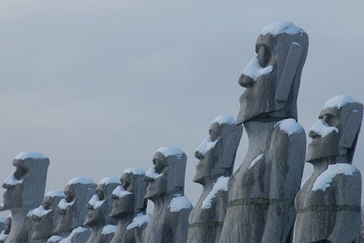 雪かぶるモアイ像