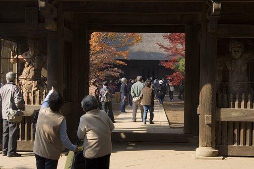 山門から本堂を臨む