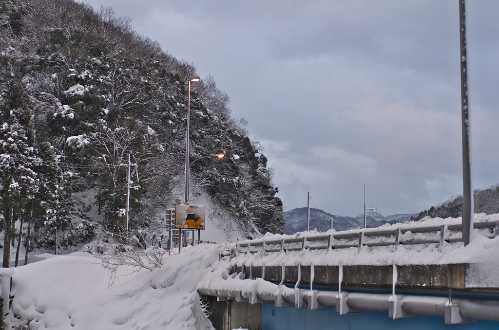 雪が止んだ朝のバス停ふきん