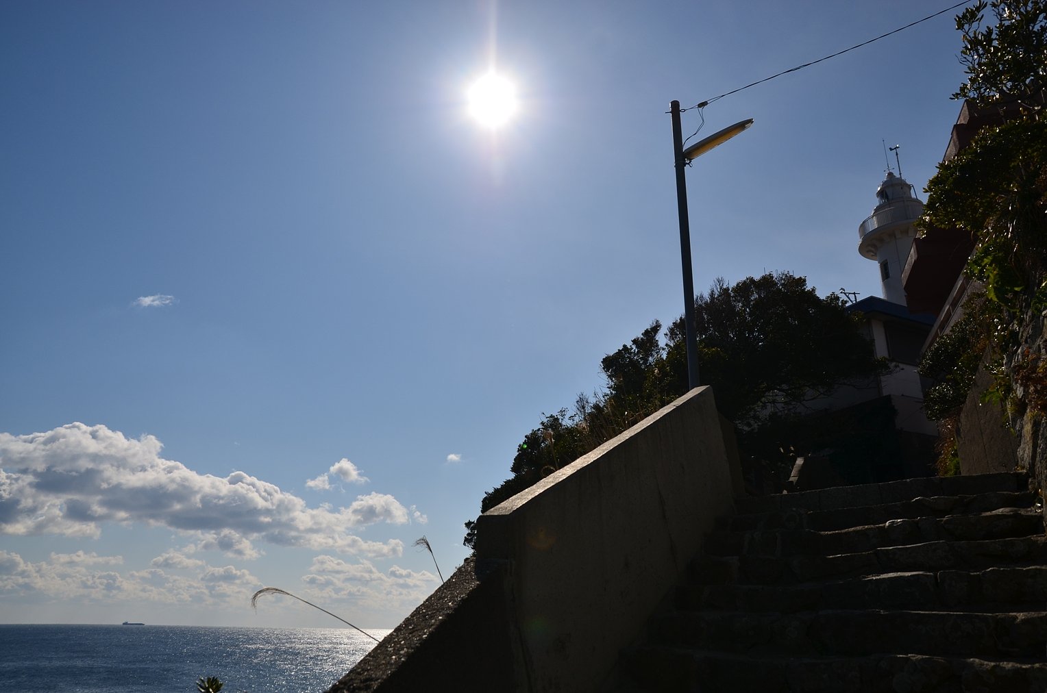 灯台のある坂道
