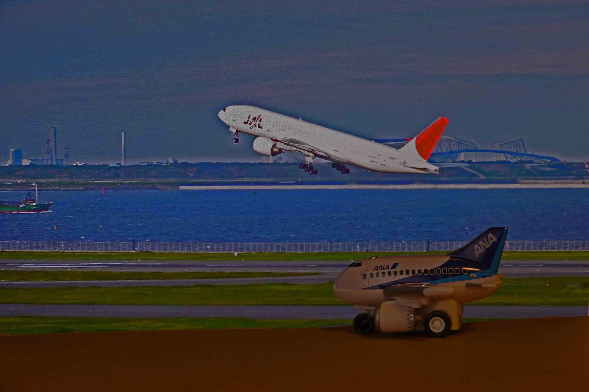 　　《　羽田空港で　》