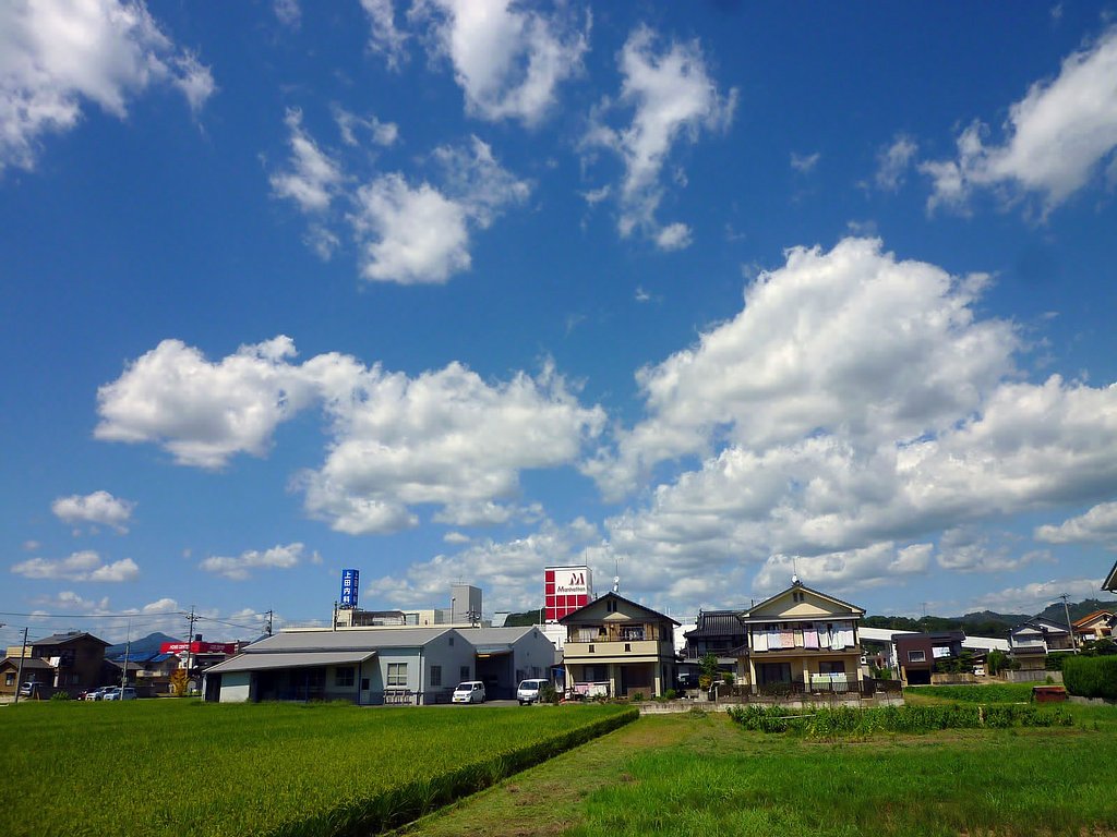 迫る秋雲