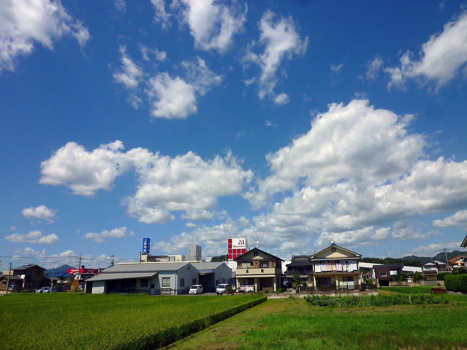 迫る秋雲