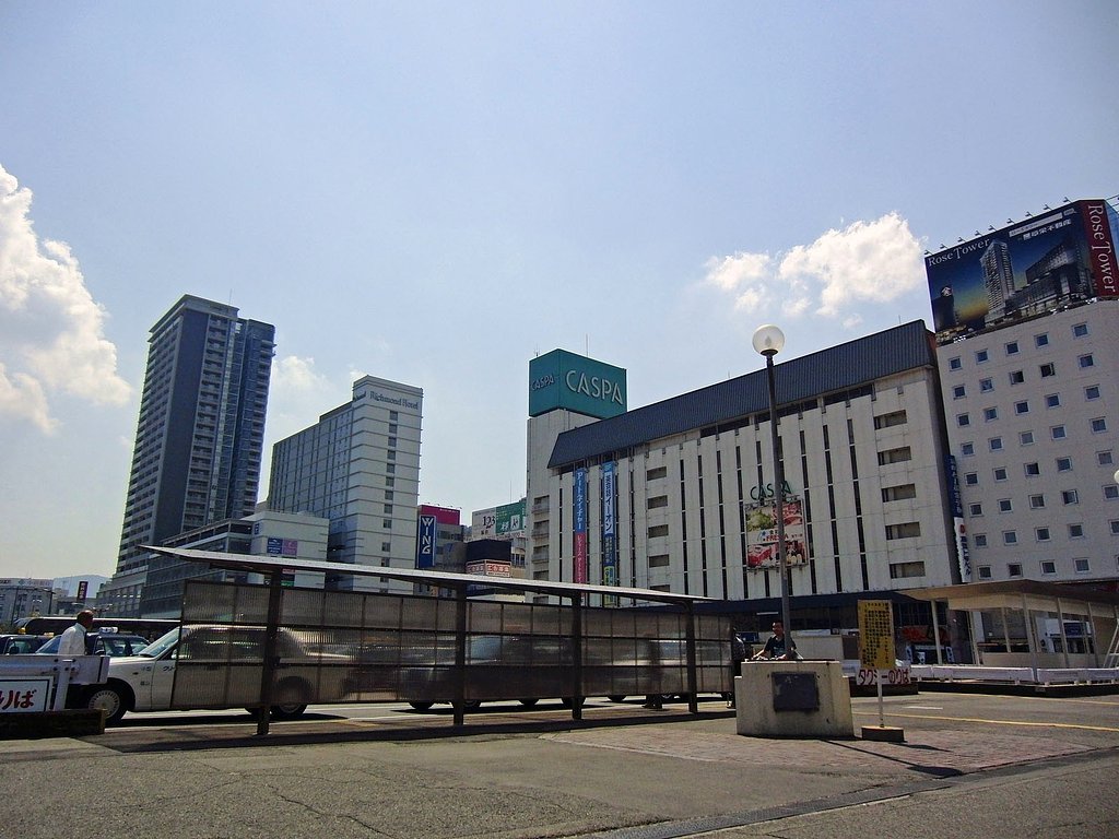 沈下する駅前