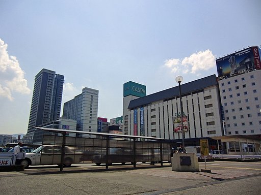 沈下する駅前