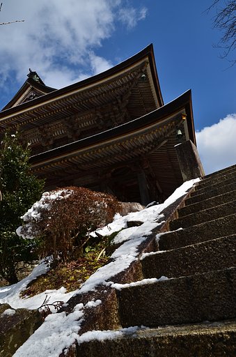 雪あがりの階段、見上げる大屋根