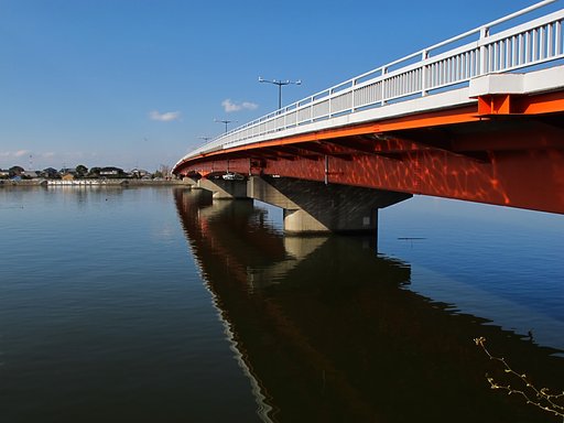 隣り街への赤い橋②
