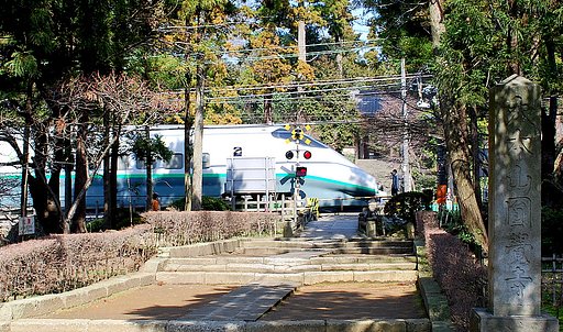円覚寺山門前を通過する山形新幹線つばさ