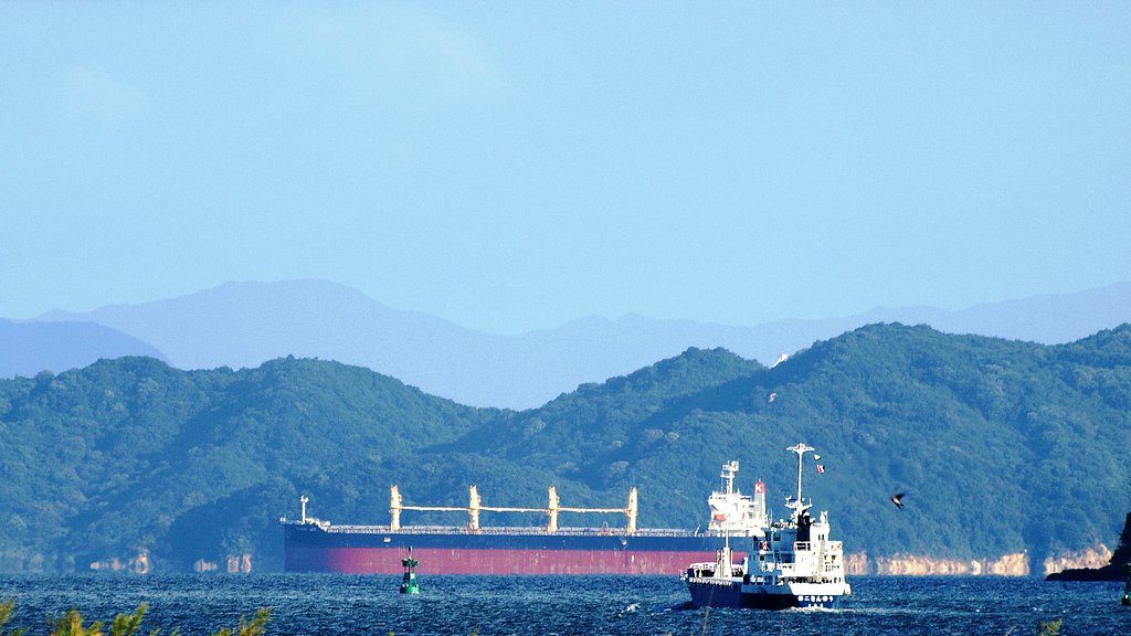 島影の巨大船