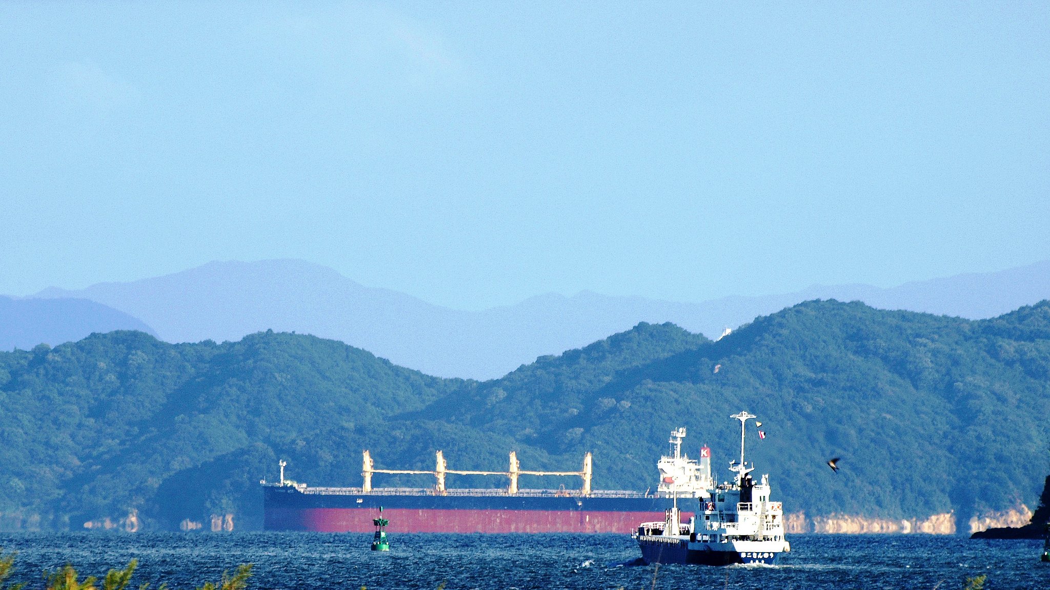 島影の巨大船