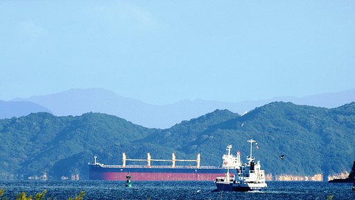 島影の巨大船
