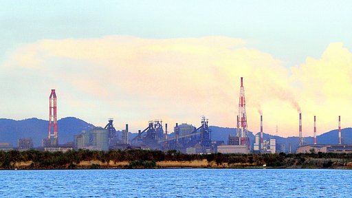 【長】い煙突のある夕暮れ