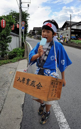 お祭り小僧 ガリガリ君 ソーダ味を喰う....