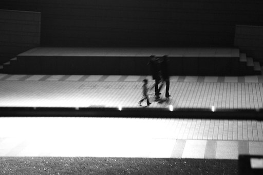 親子四人で仲良く歩く【道】