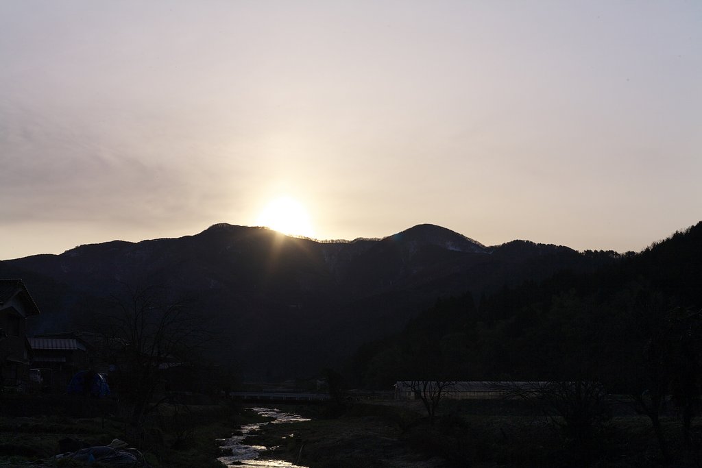少しだけ色づいた朝日の出。