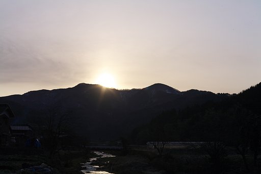 少しだけ色づいた朝日の出。