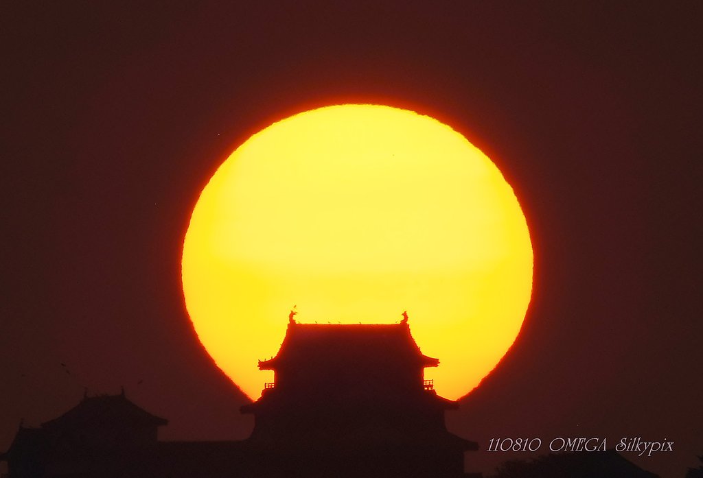 松山城と夕日　８・１０