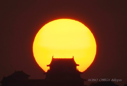 松山城と夕日　８・１０