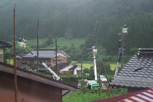 台風の中で電柱移設・・