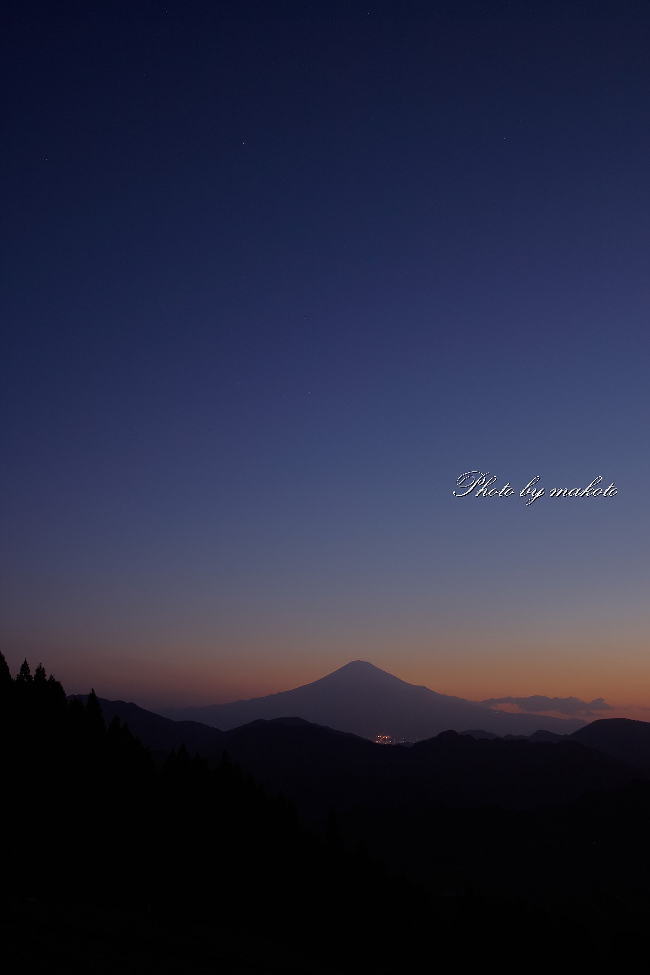 静かに夜が明ける