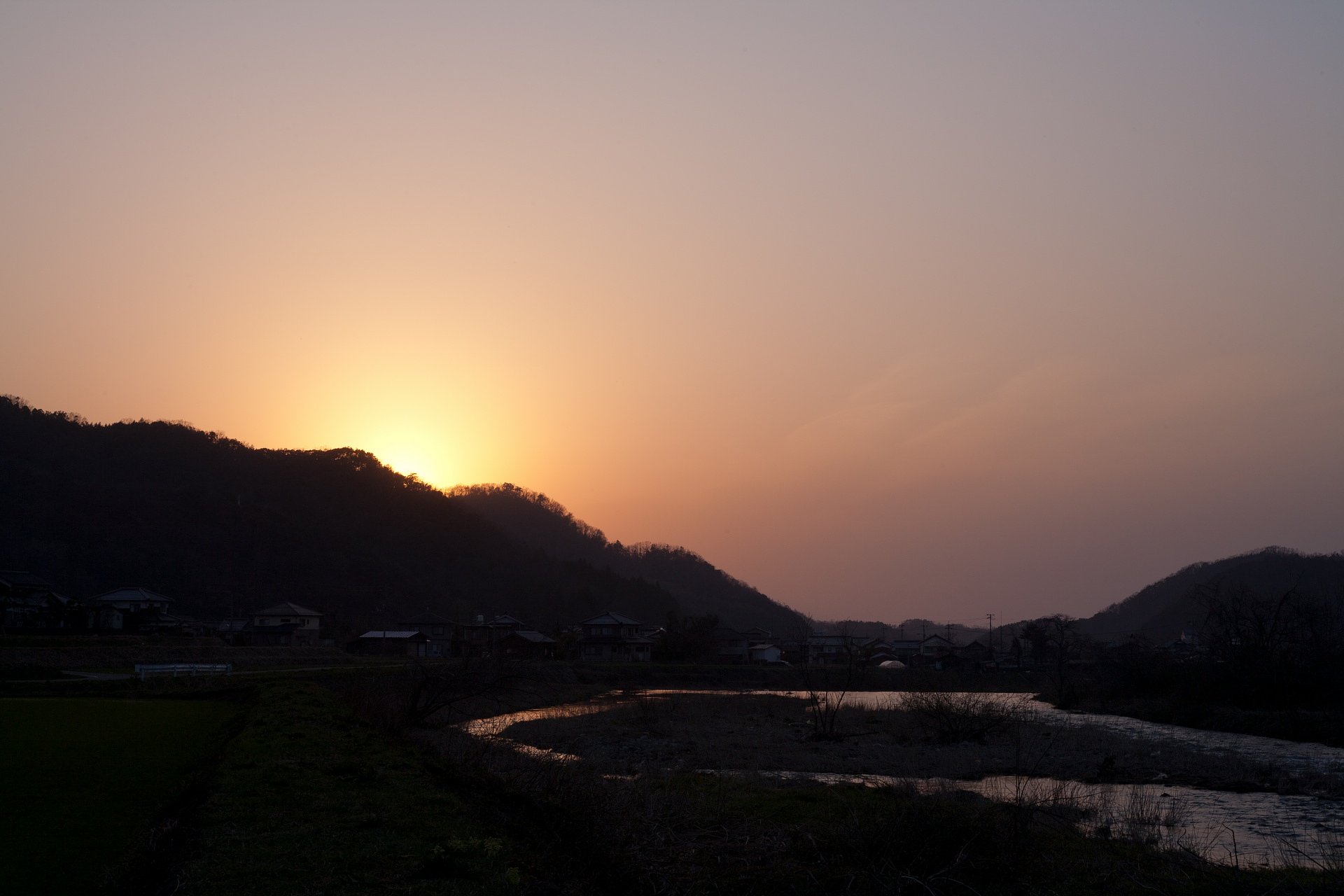山の稜線への日の入り。