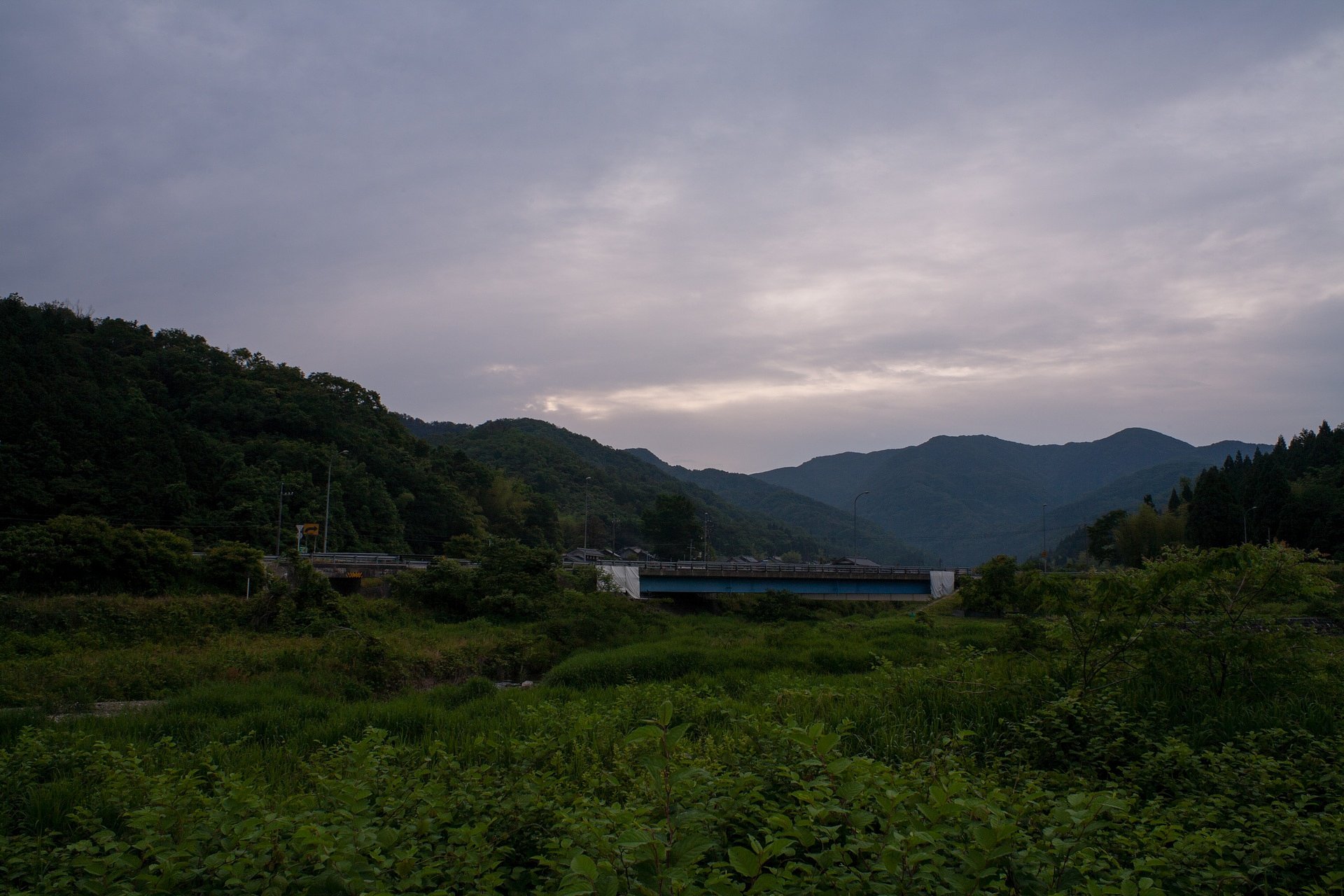 朝日の出の時間曇り空。