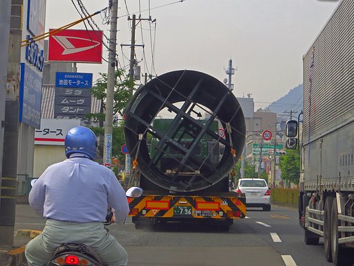 処狭し