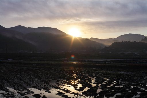 山の稜線からの朝日の出!