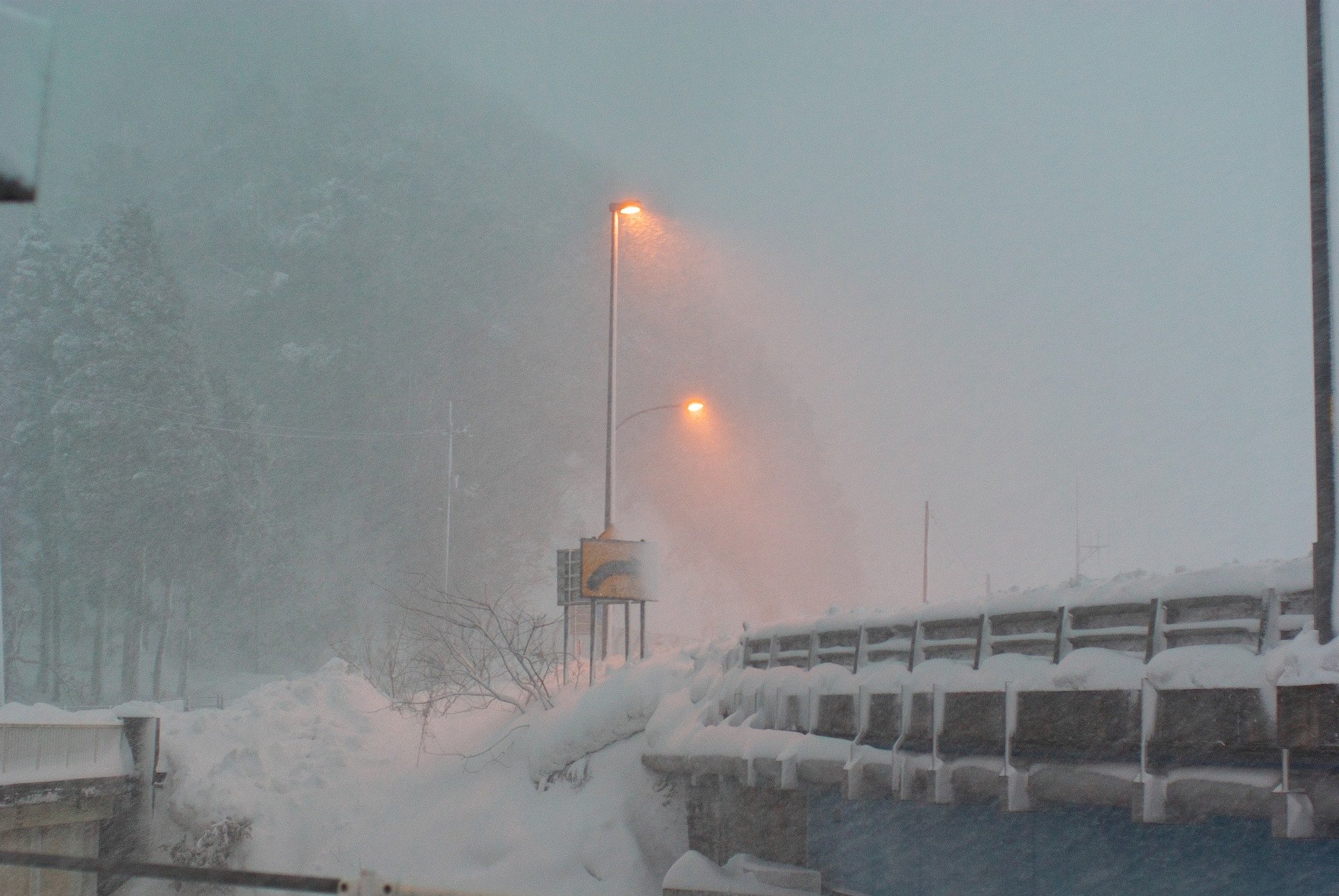雪のバス停から国道を・・