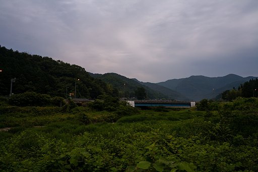朝日の出の時間は、暗い曇り空。