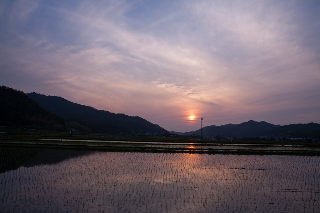 雲の多い上から夕日が・・。