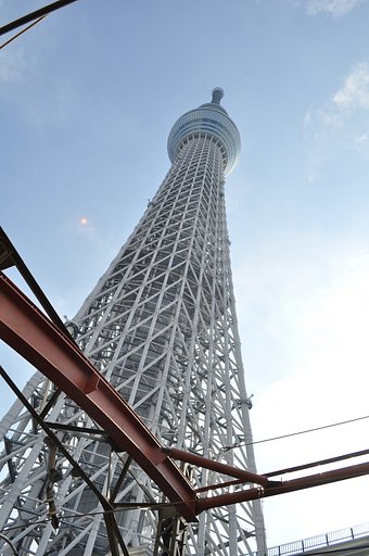 ホームから見上げる東京スカイツリー