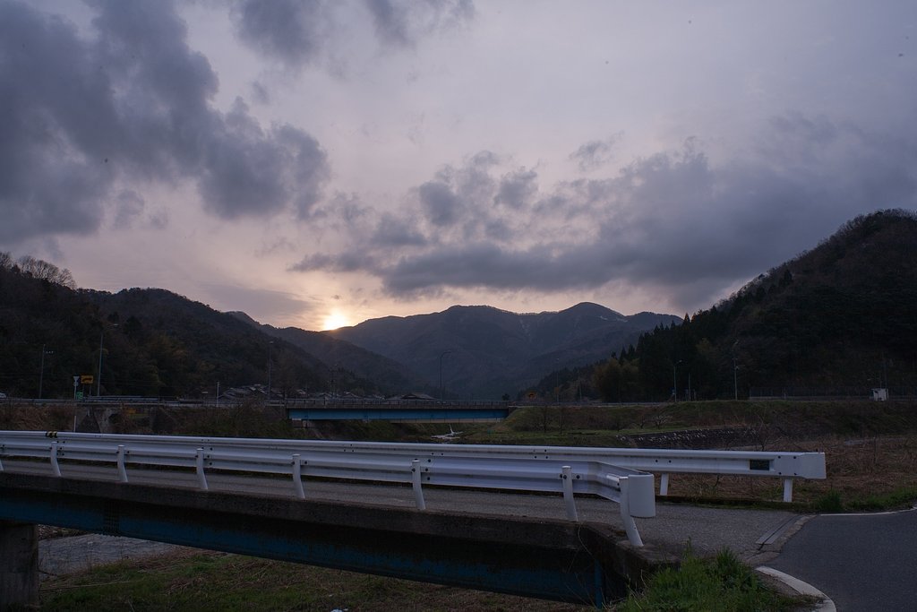 山の稜線からの朝日の出。