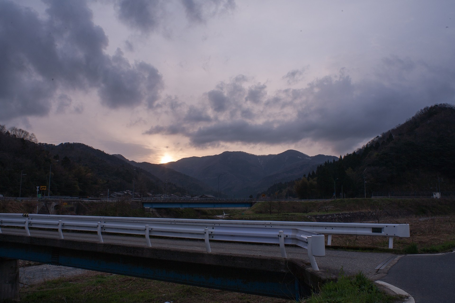 山の稜線からの朝日の出。