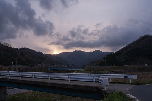 山の稜線からの朝日の出。