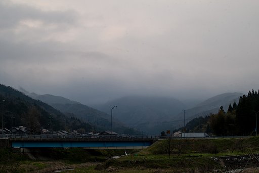 朝日の出前は霧雨です。