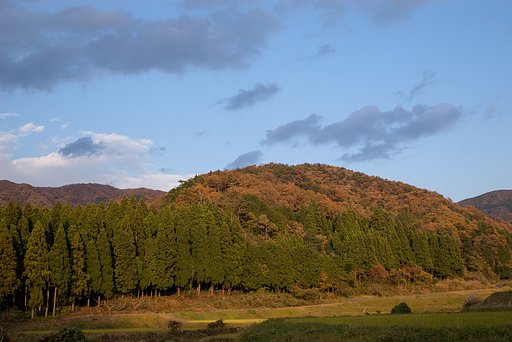村の奥の紅葉-3