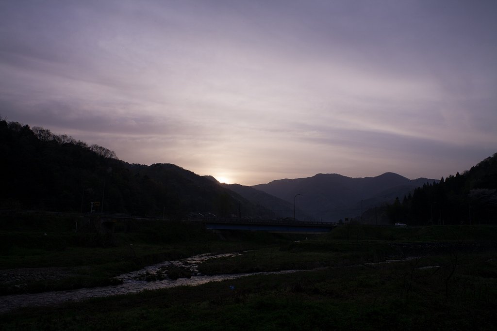 山の稜線からの朝日の出。