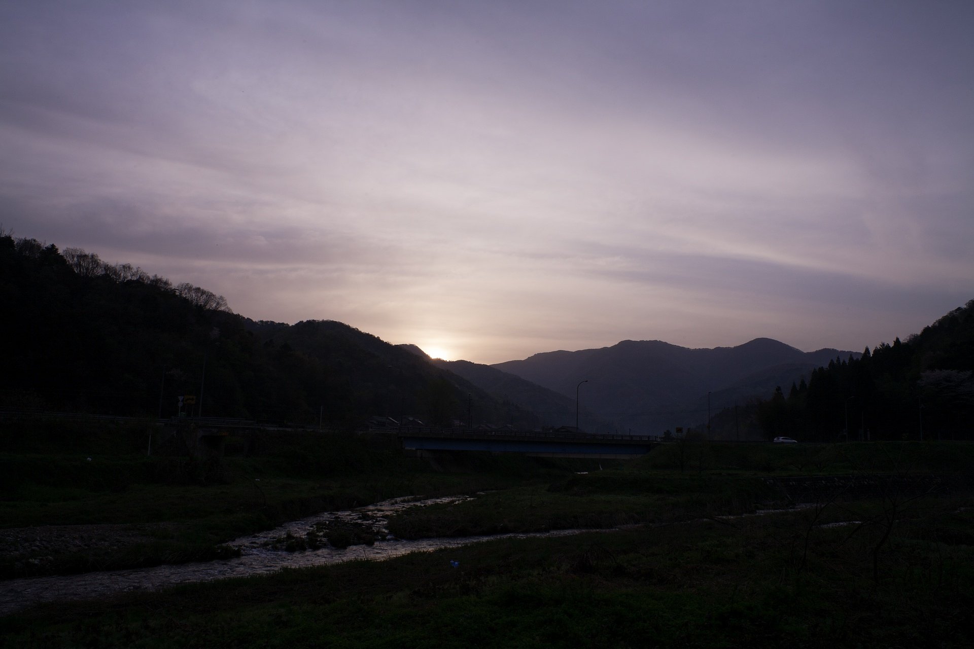 山の稜線からの朝日の出。