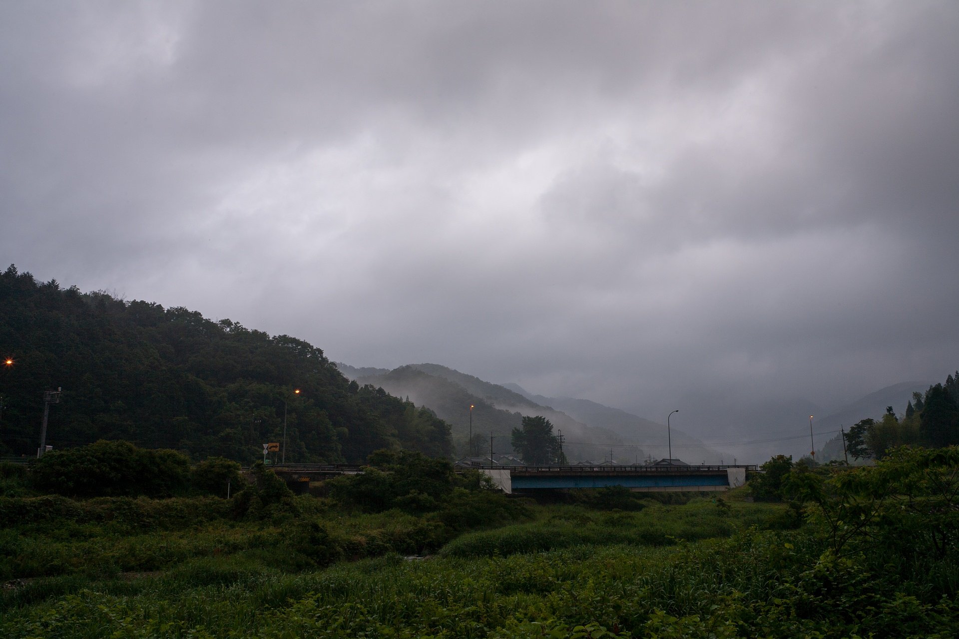 朝日の出の時間は梅雨空。